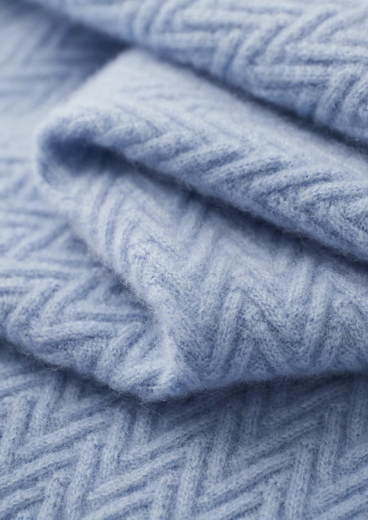Premium Cashmere Zigzag Button Sweater | Roccella