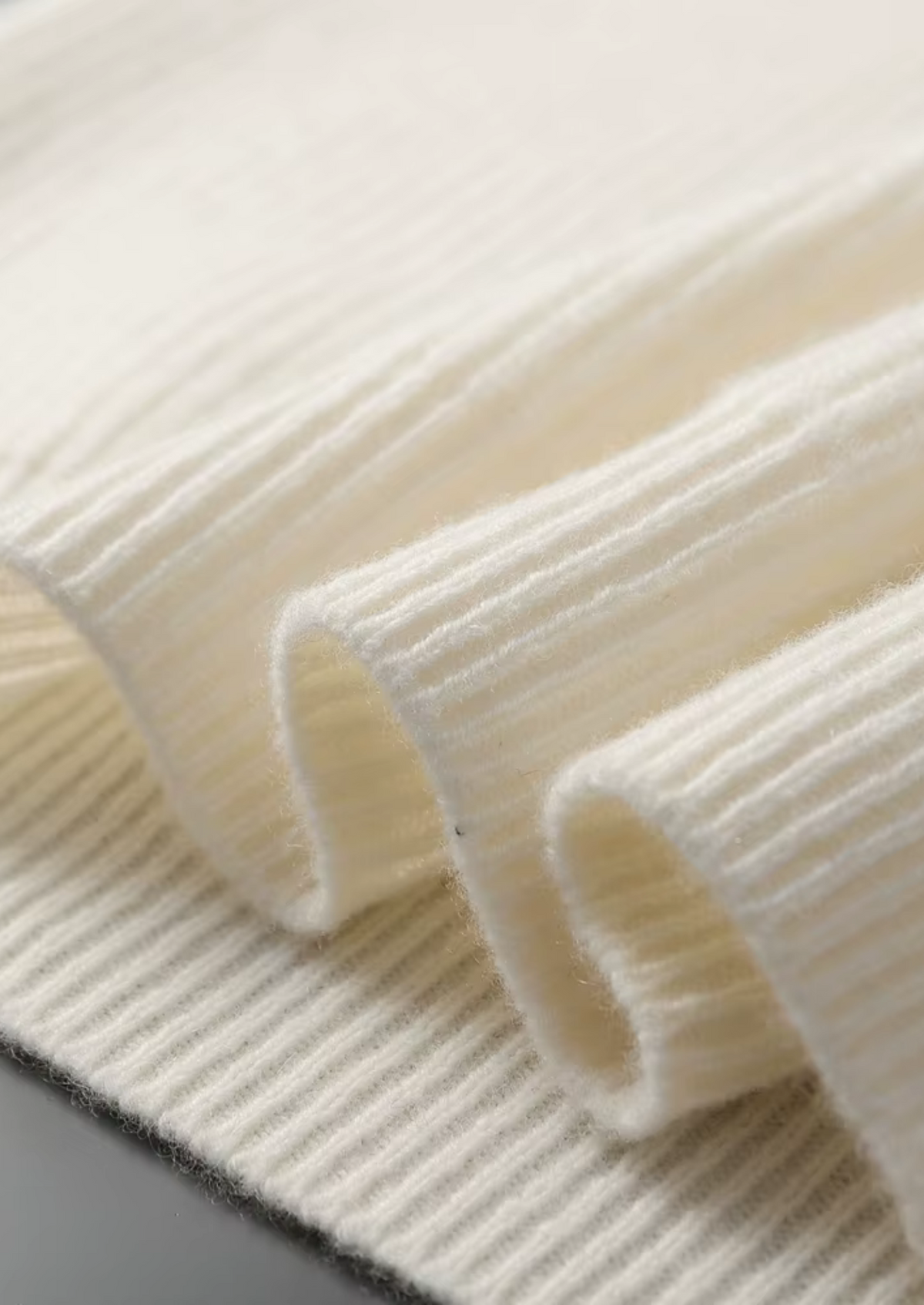 Premium Cashmere Ribbed V-Neck Sweater | Roccella
