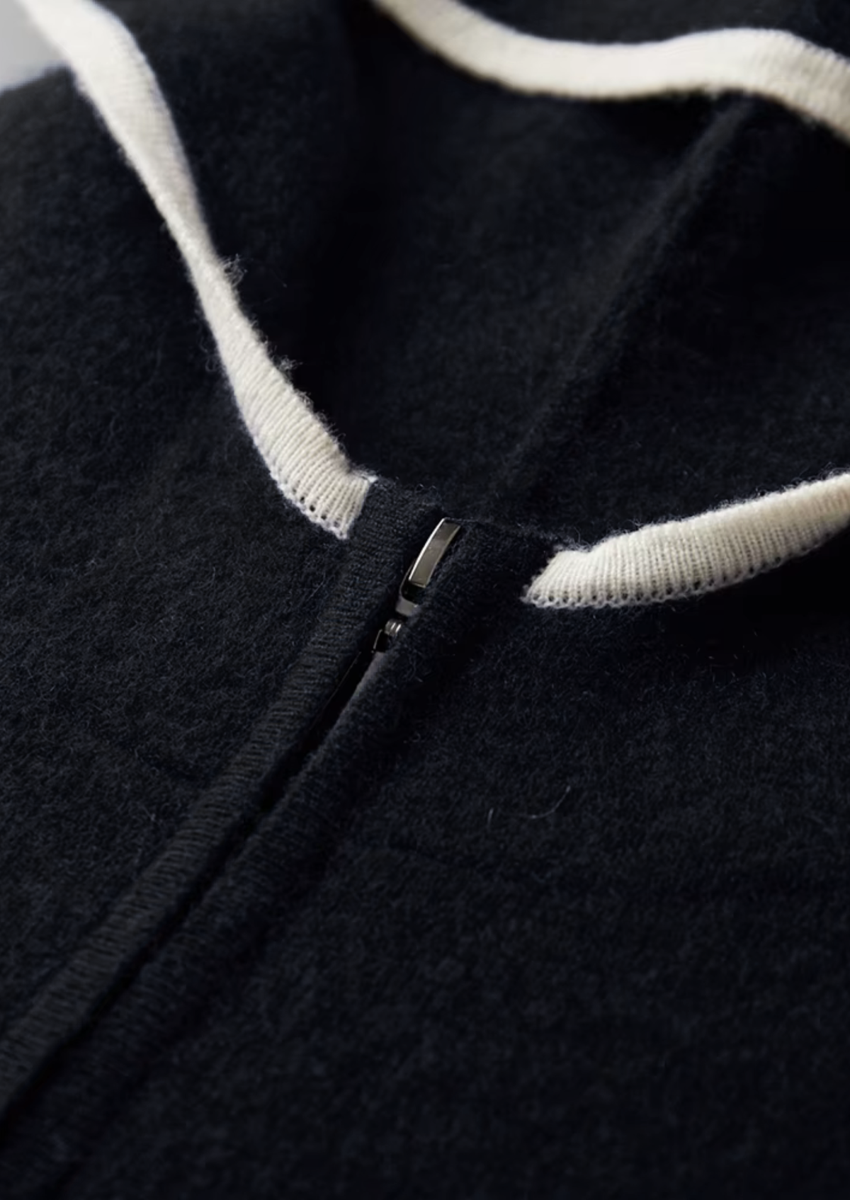 Pure Extra-Fine Merino Wool Black Damien Set | Roccella