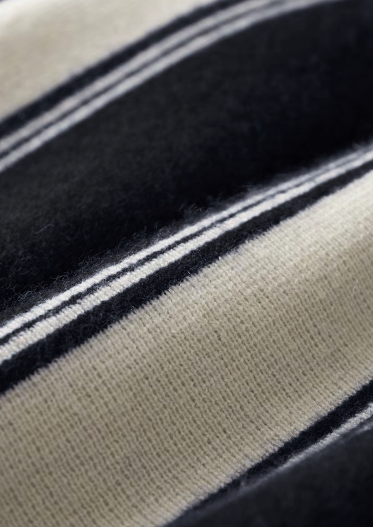 Pure Extra-Fine Merino Wool Black Damien Set | Roccella